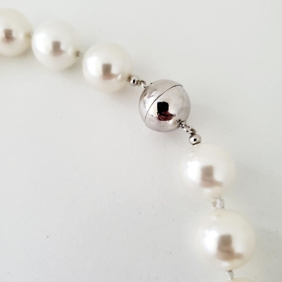 Faux Pearl Necklace - Picture 3 of 4